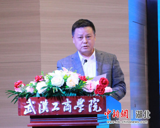 武汉工商学院党委书记刘生元讲话 杜浩辰 摄 武汉工商学院党委书记刘生元讲话 杜浩辰 摄