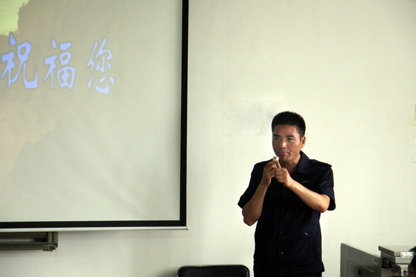 1462757619101963.jpg 图为远成集团人力资源部副部长邹海为学生做实习宣讲 摄影:梁逸飞_副本.jpg