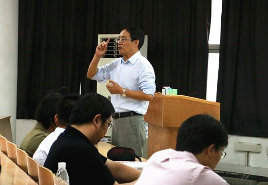 1444440428113423.jpg 图为孙松发副书记在会上作重要讲话.jpg