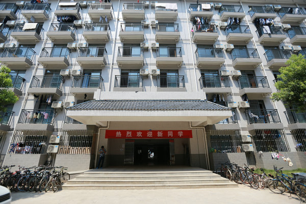 1473152430317402.jpg 舒适温馨的宿舍等待着新生的到来_副本.jpg