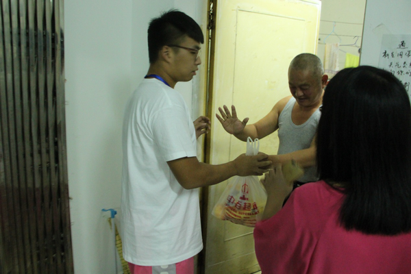 1474188538131384.png 图为田老师和学生代表向楼栋宿管人员送上中秋慰问_副本.png