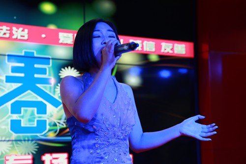 爱琴海演唱 王铖焱摄