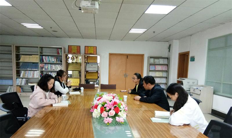 1508162890137581.jpg 图为校党委书记与希捷荣庆人事负责人交谈.jpg