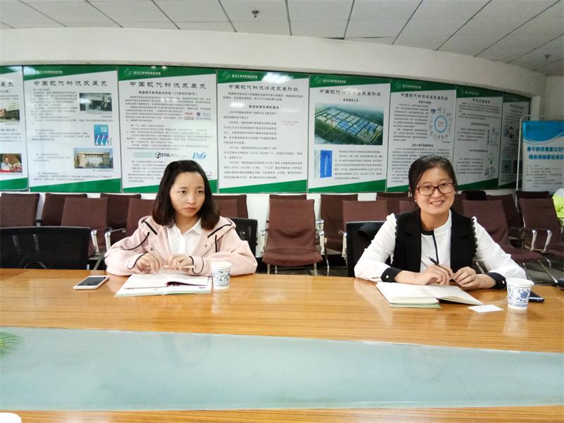 1508162925127541.jpg 图为希捷荣庆人事负责人出席会议.jpg