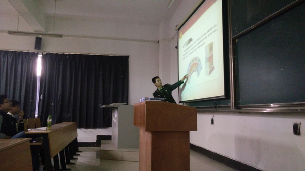 1459216370670908.png 图为缪圳华向同学们解读相关政策.png