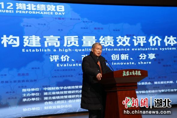 图为张兆国院长正在作专题报告 图为张兆国院长正在作专题报告