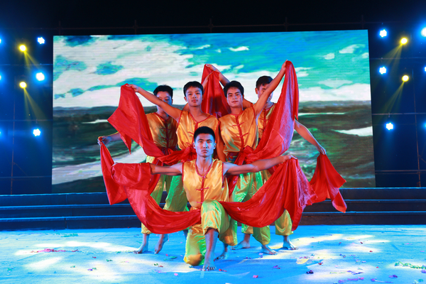 1444697577396021.bmp 图为现代舞表演《黄河大合唱》 摄影:王铖焱.bmp
