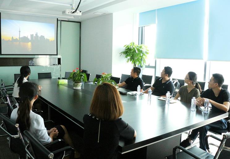 图为物流学院教师代表观看公司宣传视频 摄影：林倩.jpg