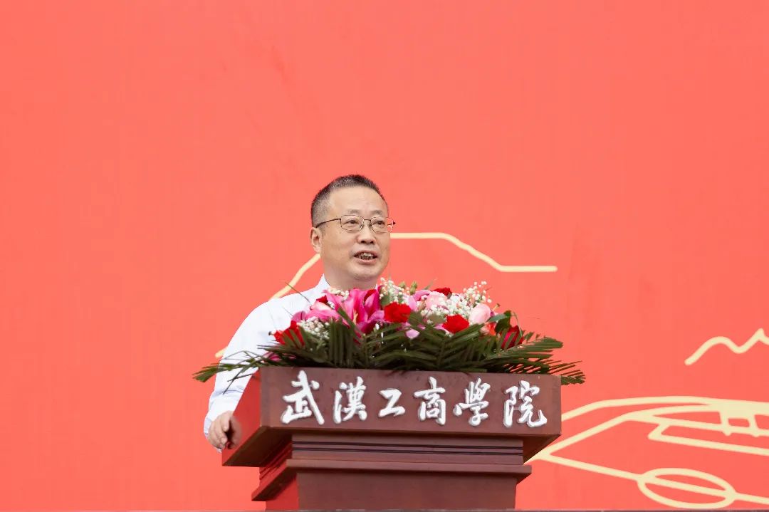图为左宗文副校长主持大会 摄影:李若源.jpg 图片