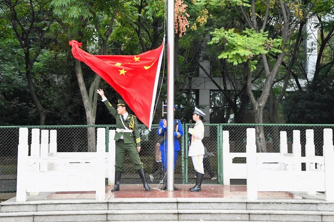 图为升国旗仪式 摄影:李宇曦.jpg 图片