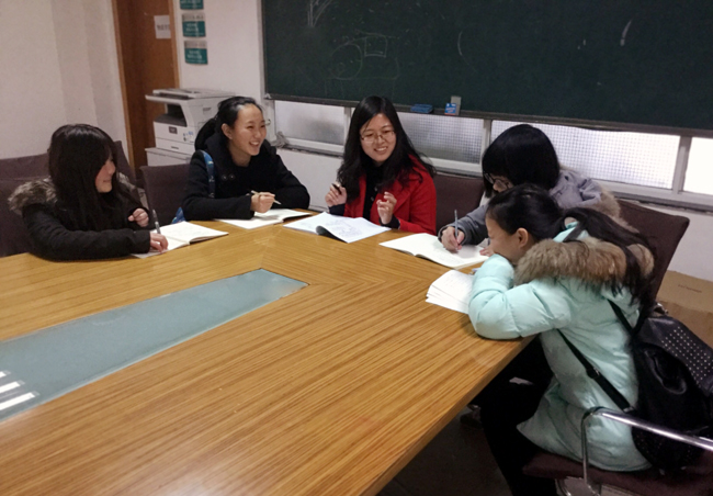 1450254867135240.jpg 新生导师曹立伟与新生交流 摄影:张龙1.jpg