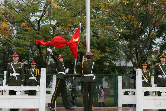 1448002379148029.jpg 升国旗 摄影:王晨杲_副本.jpg