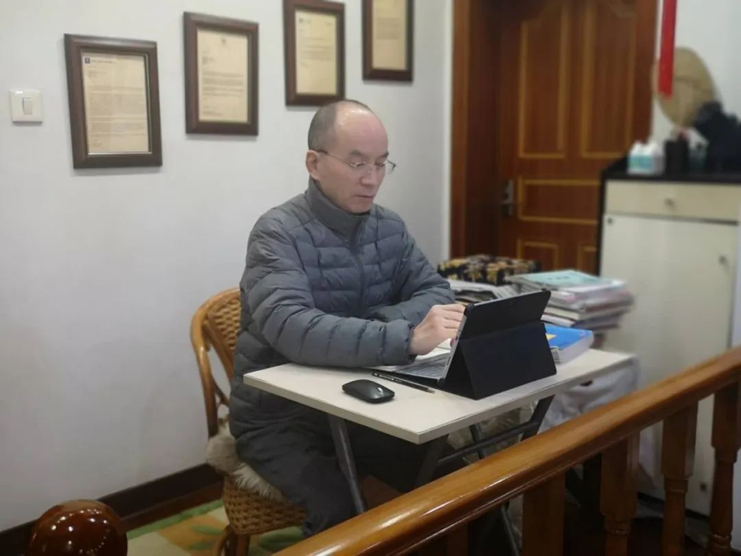 李广老师在授课.JPG