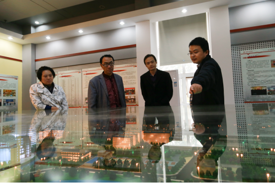 1446773862106404.png 湖北省投资企业联合会秘书长龚和平,副秘书长程锦参观校史馆 摄影:王晨杲.png