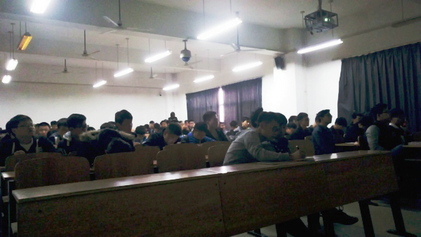 1459216509654126.png 图为同学们在认真听取相关宣讲内容.png